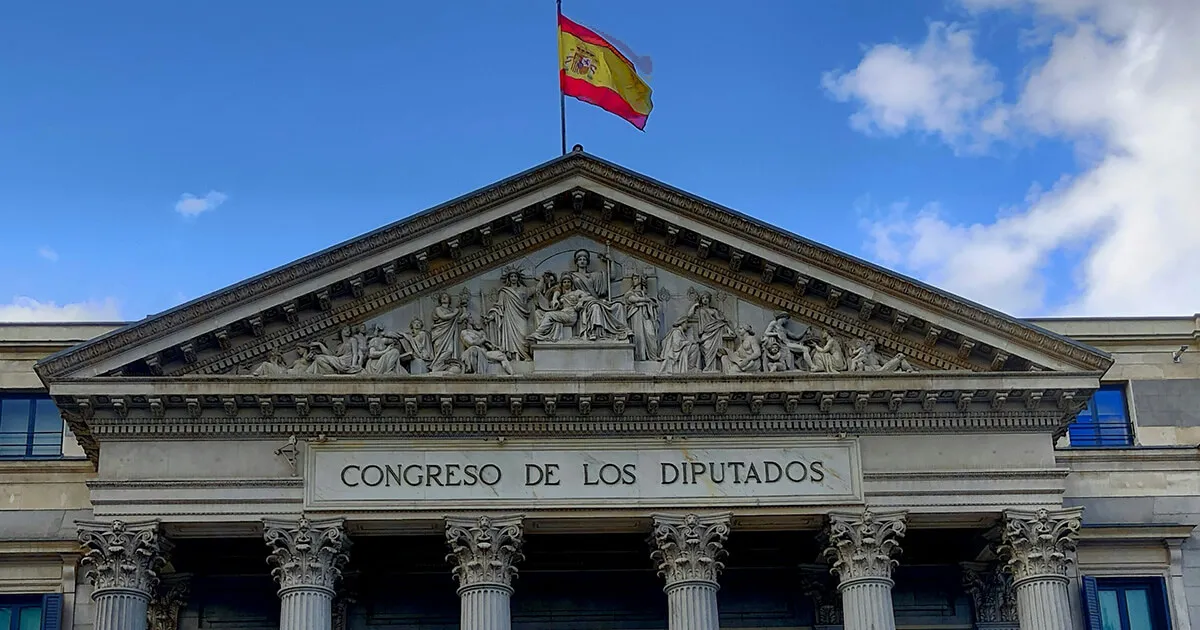 Eine Person an einem Schalter der spanischen Ausländerbehörde legt Ausweisdokumente vor