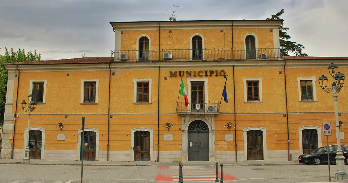 Uma pessoa no balcão de um correio italiano enviando o kit para o permesso di soggiorno