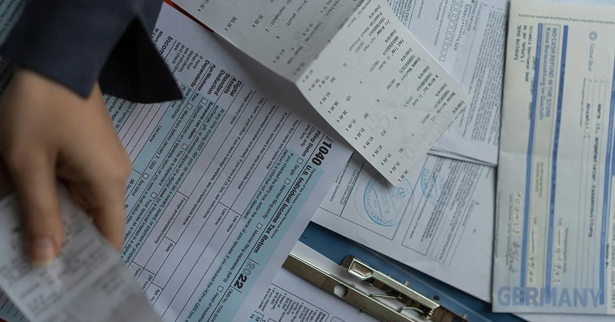 Un formulario de declaración de la renta alemán con una calculadora, recibos y un bolígrafo sobre una mesa