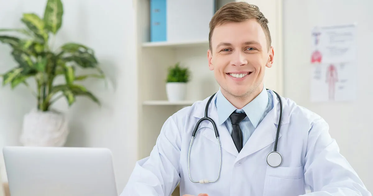 Ein Empfangstresen einer deutschen Arztpraxis mit Gesundheitskarte und Terminunterlagen
