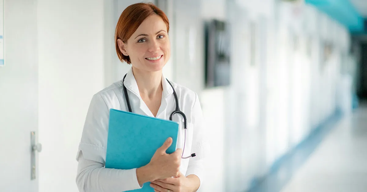 A sala de consulta de um médico francês com um estetoscópio e cartão de seguro de saúde sobre a mesa