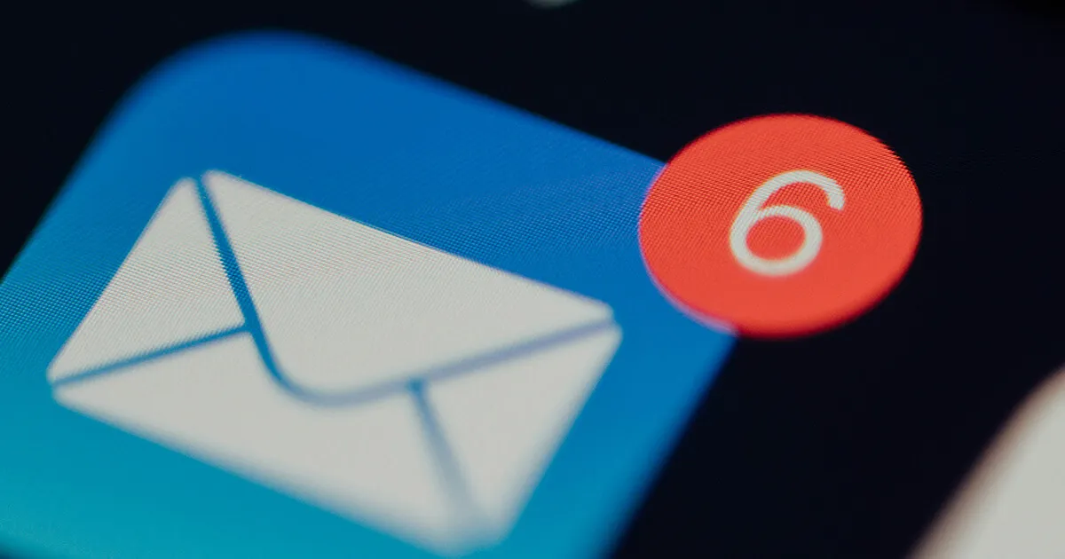 Uno schermo di laptop che mostra un'email commerciale professionale tedesca in composizione