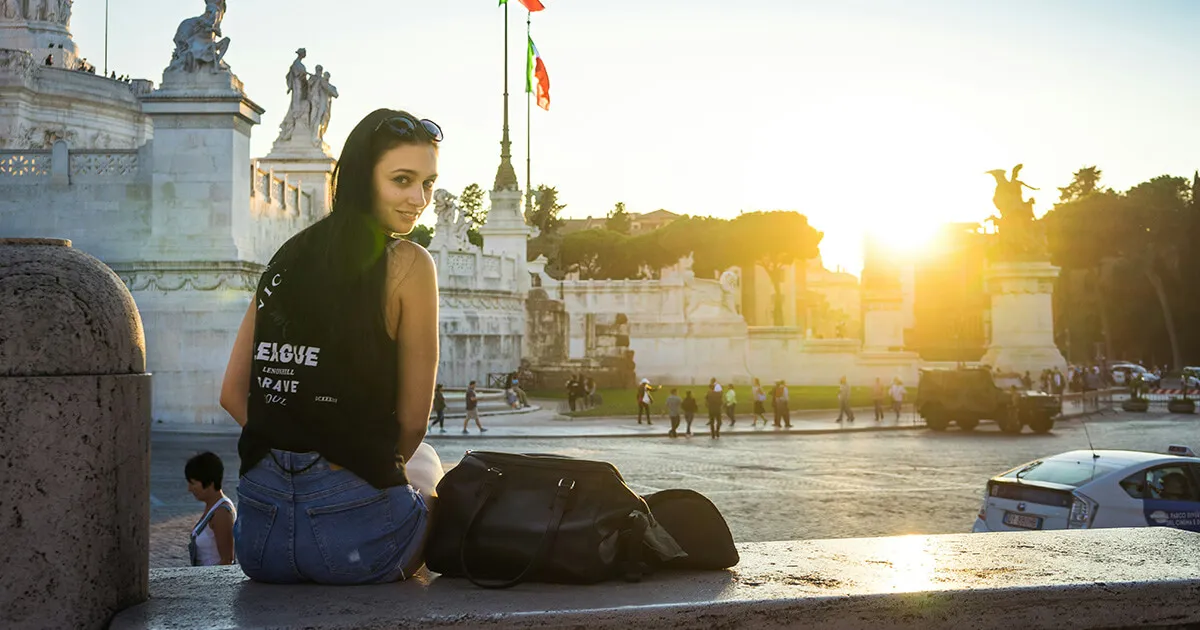 Formulário de IVA italiano sobre mesa com laptop e documentos fiscais organizados