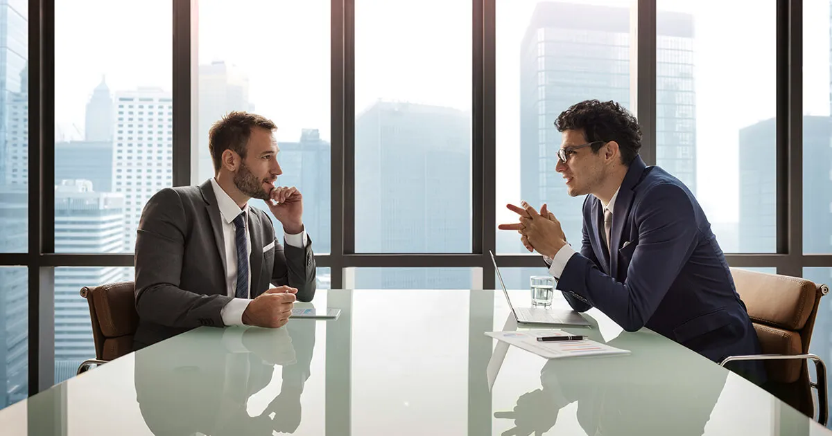 A professional job offer negotiation scene in a French office setting