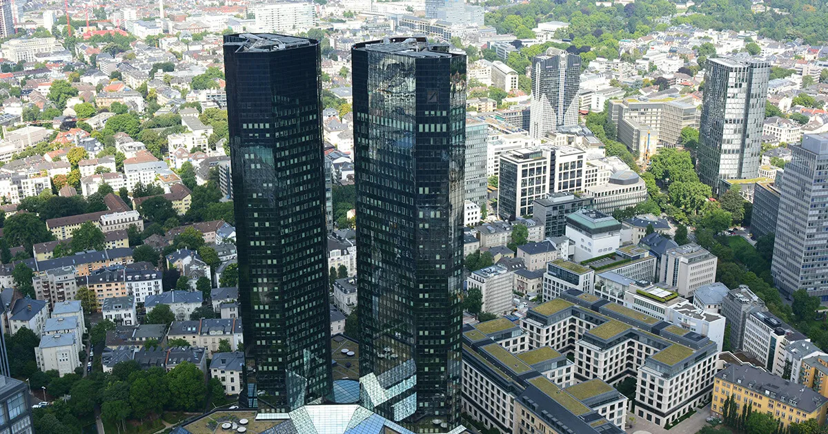 Un relevé bancaire allemand (Kontoauszug) sur un bureau à côté d'un ordinateur portable et d'une carte bancaire
