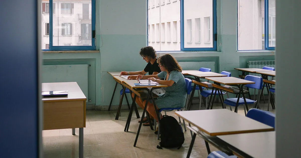 La entrada de una escuela alemana con un niño sosteniendo una Schultüte en su primer día de colegio