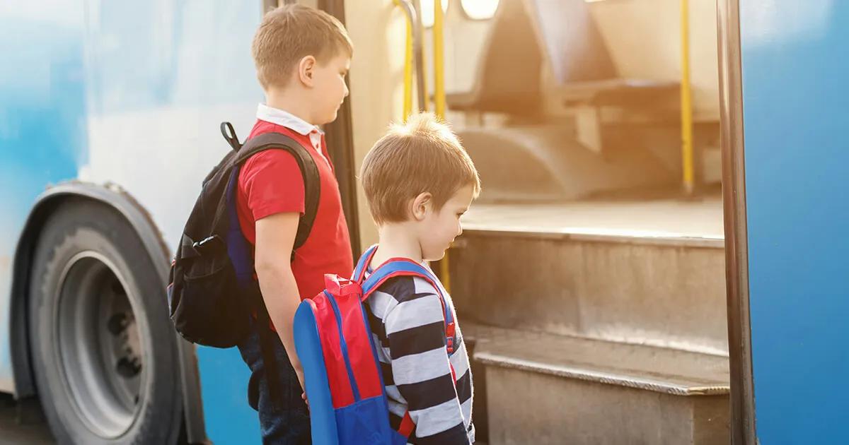 Bambini olandesi che arrivano a un edificio scolastico luminoso e moderno nei Paesi Bassi