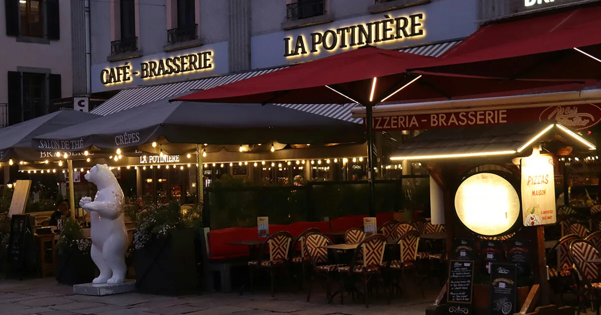 Une table de bistrot français avec une carte, des verres à vin et une corbeille à pain