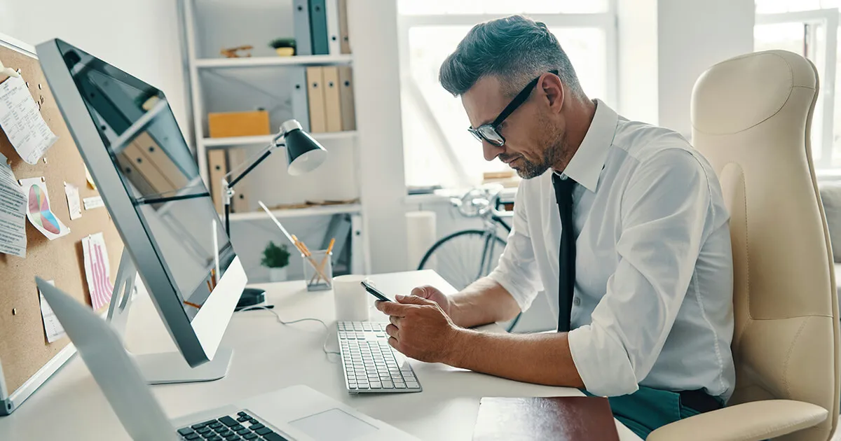 Professionista che impara vocaboli di business English per una riunione internazionale