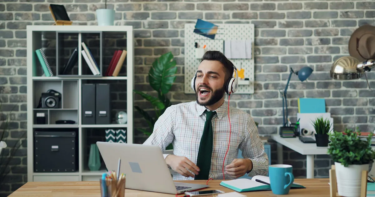 Das informelle Vokabular, das zwischen zwei Meetings in einem internationalen Büro gesprochen wird