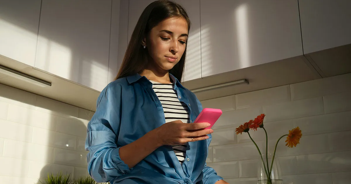 Deutsche Chat-Abkürzungen auf einem Handy und in einer Mail-Signatur