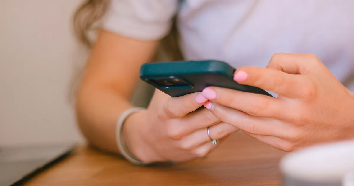 Spanish messaging and internet slang on a phone screen