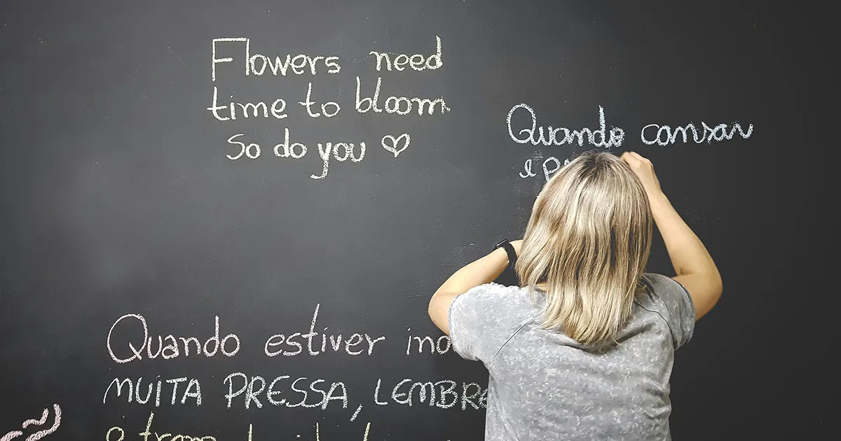 Un'aula durante la lezione di lingua straniera, con un manuale aperto sul banco