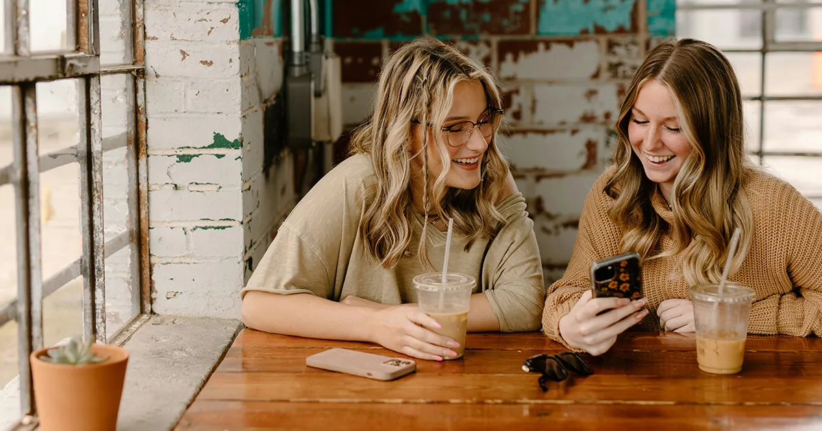 Aprender idiomas escuchando en entornos sociales como cafeterías