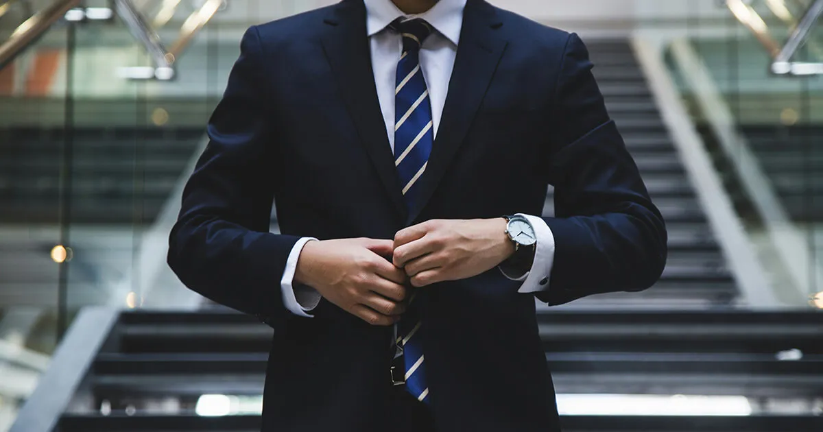 Um profissional se preparando para uma entrevista de emprego por vídeo com anotações e notebook