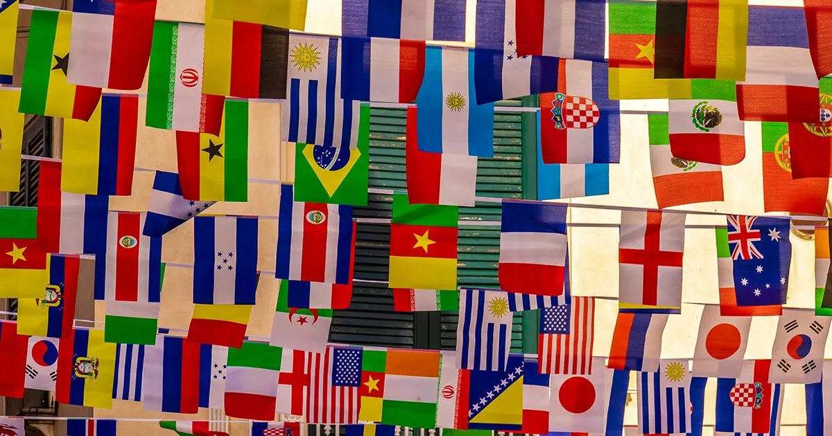 Une carte du monde avec des pins de bulles de dialogue sur différentes villes — Londres, New York, Madrid, Mexico City