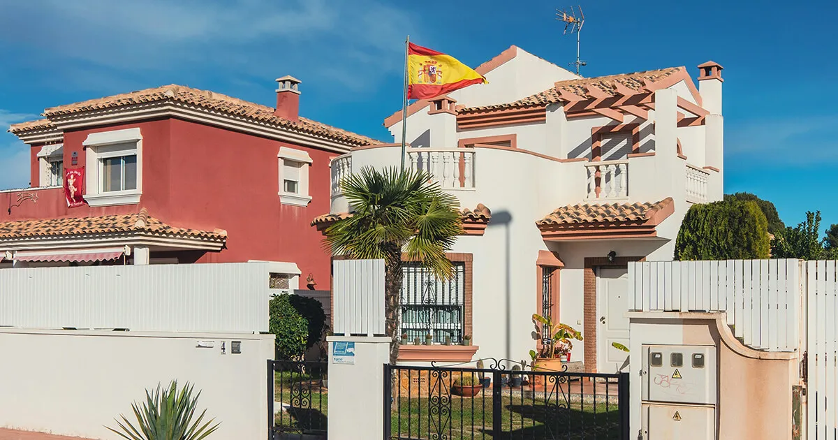 Ein Notartisch in Spanien mit Kaufunterlagen, einem Stift und Schlüsseln zur Unterzeichnung