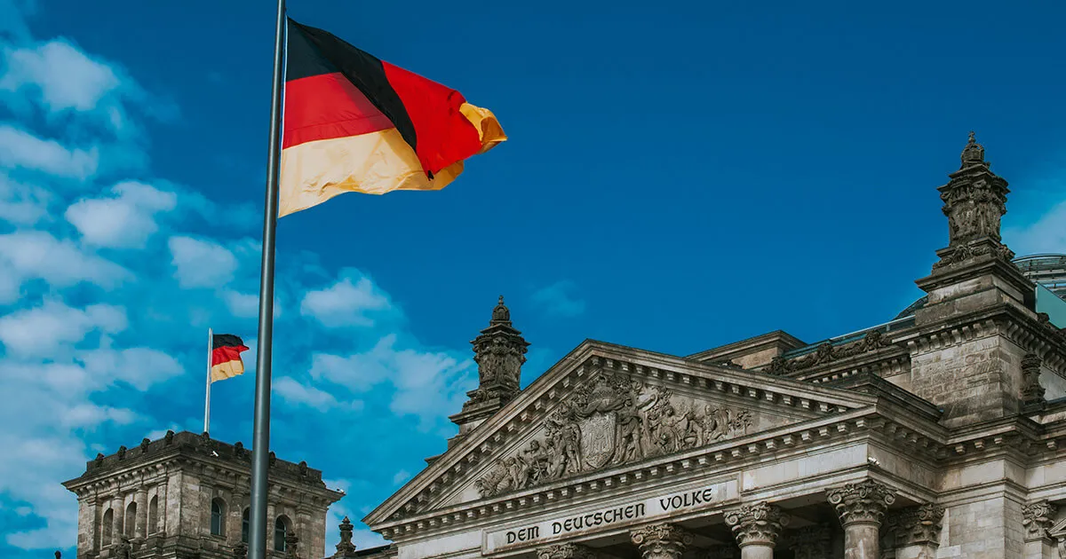 Eine Person wartet in einer deutschen Ausländerbehörde mit Dokumenten in der Hand