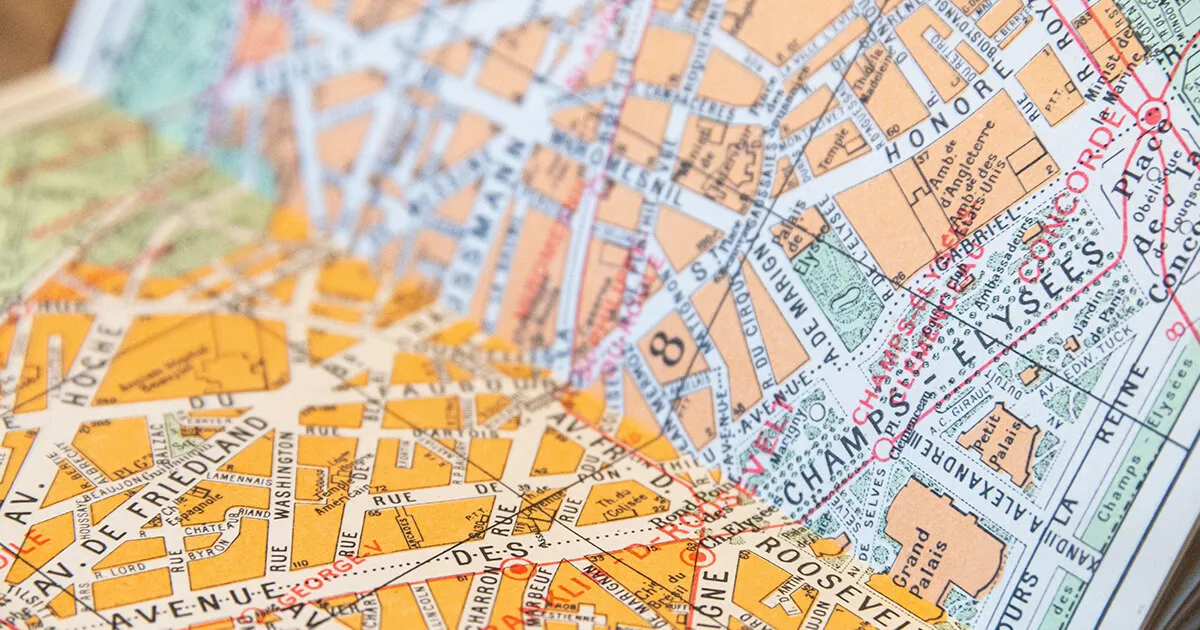 Une carte de séjour française et des documents justificatifs disposés sur un bureau