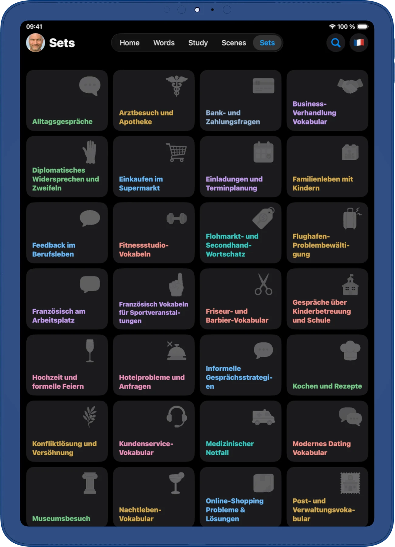 iPad, dark. Paquetes de vocabulario listos para situaciones habituales, que se agregan con un solo toque.