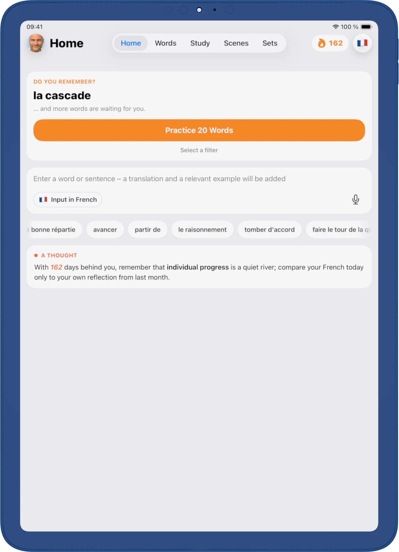 iPad, light. La pantalla de inicio. Muestra las palabras que toca repasar hoy, el campo para agregar una nueva y una nota del tutor de IA.